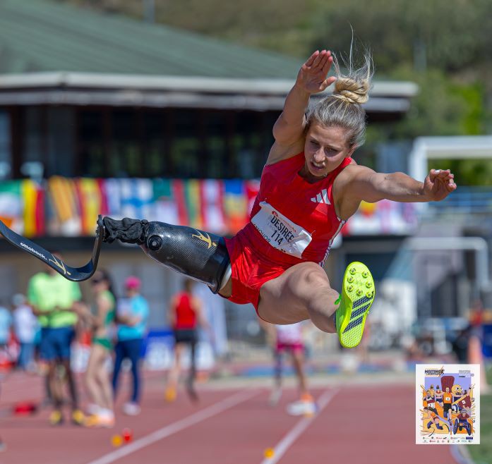 La campiona estatal Desirée Vila participant en salt de llargada (Míting, 2023).