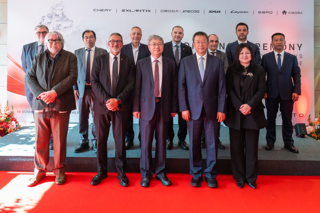 De izquierda a derecha, fila 1: Antonio Balmón, alcalde de Cornellà de Llobregat; Miquel Sàmper, consejero de Empresa y Trabajo de la Generalitat de Cataluña; Yin Tongyue, presidente de Chery Auto; Ning Bo, secretario del Comité Municipal del Partido Comunista de China en Wuhu; Meng Yuhong, cónsul general. De izquierda a derecha, fila 2: Francesc Torres, rector de la Universitat Politècnica de Catalunya (UPC); Zhang Guibing, presidente de Chery International; Pere Navarro, delegado especial del Estado en el Consorcio de la Zona Franca de Barcelona; Rafael Ruiz, presidente de EBRO EV Motors; Josep Maria Farran, CEO de Applus IDIADA; Pol Gibert, secretario general del Departamento de Empresa y Trabajo de la Generalitat de Cataluña; y Zhu Shaodong, vicepresidente de Chery International y CEO para Europa.