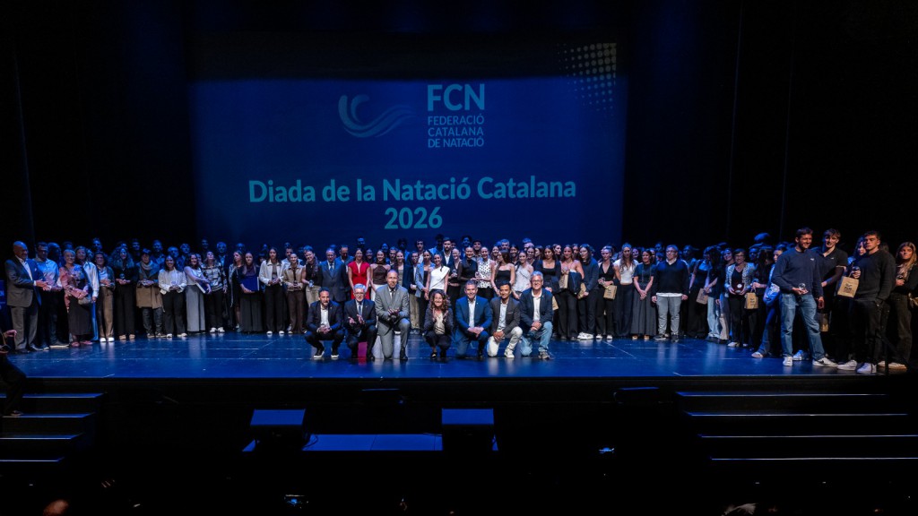 Foto de familia con todos los premiados en la Festa de la Natació