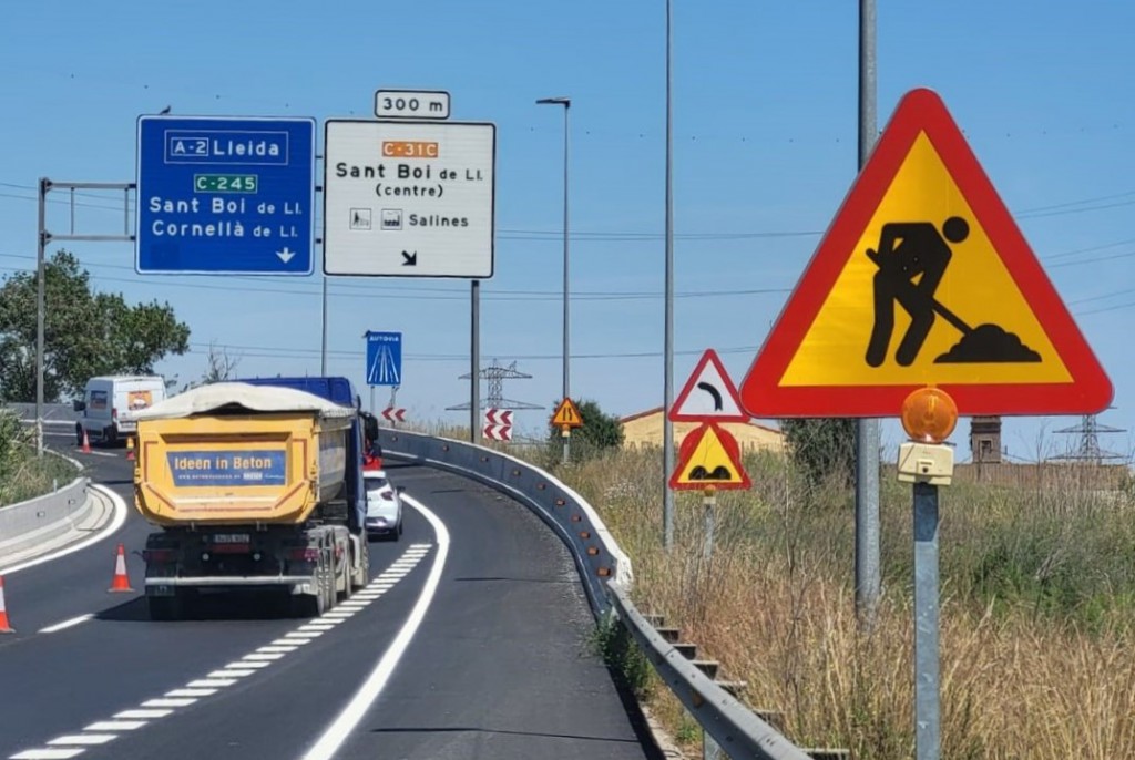 Carteles que anuncia la conexión con la C-32C todavía inoperativa