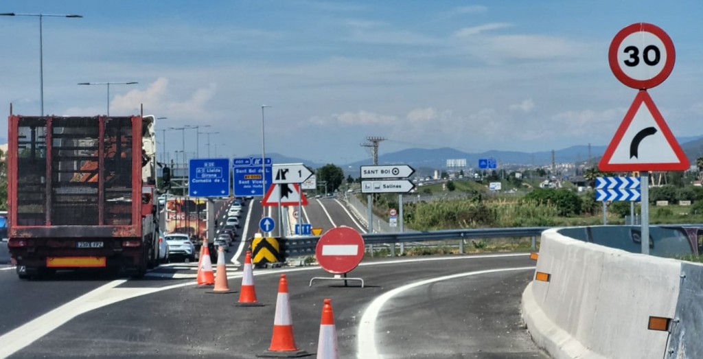 Retenciones junto a la salida 1 hacia la C-31C barrada con conos