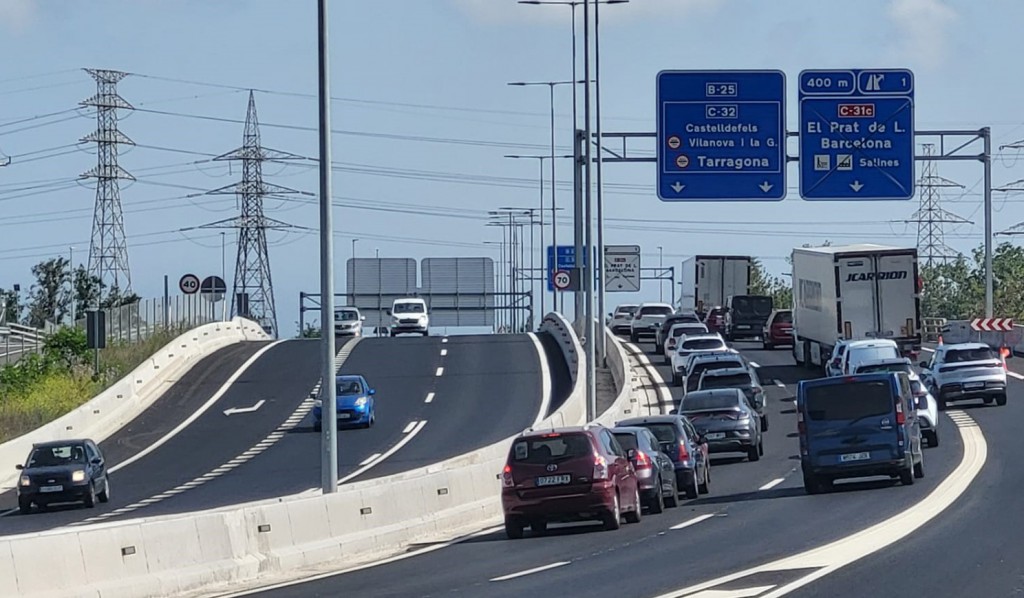 Foto en la que se distinguen perfectamente las dos calzadas el tramo del tronco central recién estrado
