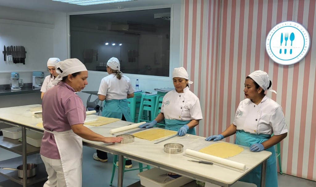 Clases prácticas de repostería en l'Escola d'Hostaleria de Castelldefels