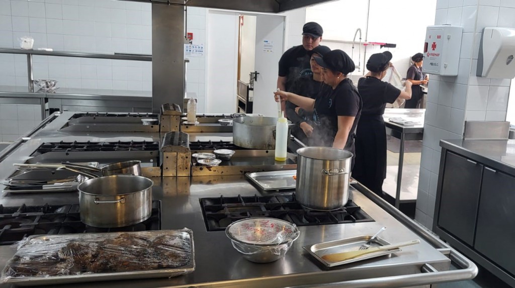 La enorme cocina de la escuela está dotada como la de un restaurante de alto nivel