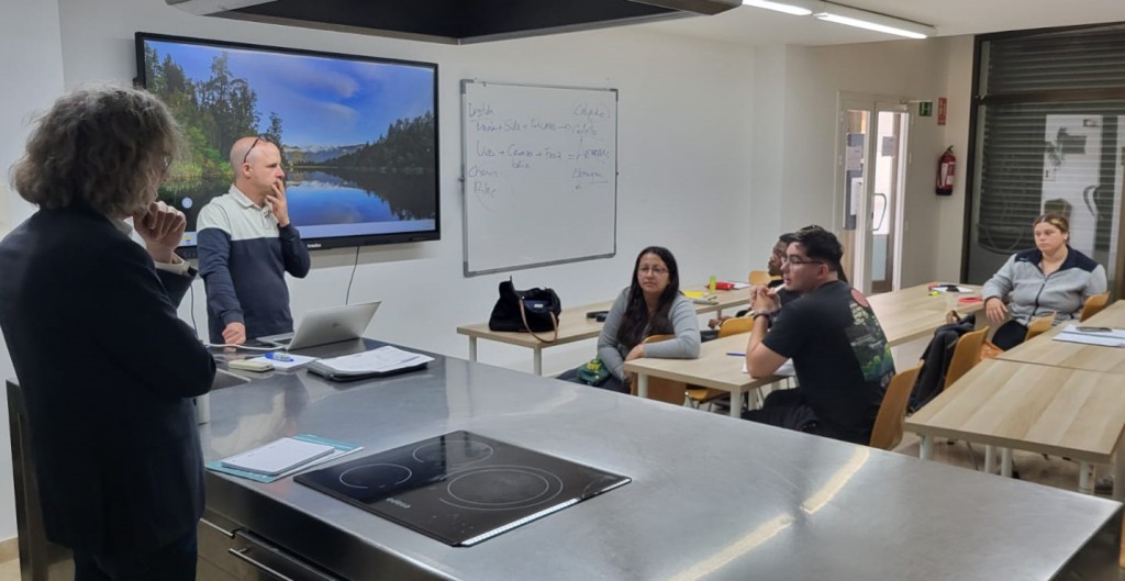 Raimon Martínez (de espaldas) en una clase teórica de l'Escola d'Hostaleria de Castelldefels