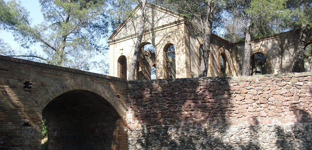 restes encara en peus de l’Edifici principal de les mines del plom de Castellví de Rosanes (Foto: Arxiu Històric)