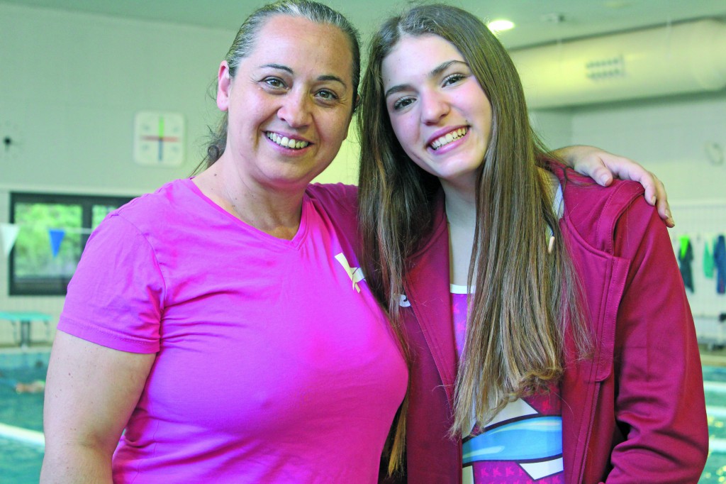 Berta Clavijo al costat de la seva entrenadora, a la piscina del Kallípolis. 