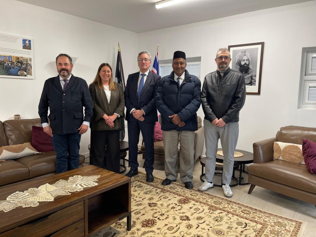 A la izquierda: Carlos Uriarte, Presidente del Comité Español por la Unión Paneuropea, En el centro: Pablo González, senador del PP por Asturias, y su mujer, Marta Rionda, junto a Qamar Fazal, portavoz de la comunidad Ahmadiyya en España. A la derecha; Xavier Adell, director de El Llobregat.