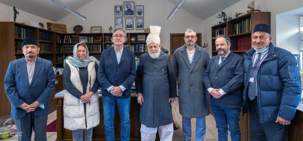 La delegación española en Tilford posando con el Jalifa ahmadiyya Mirza Masroor Ahmad (en el centro con turbante). De izquierda a derecha: Abdul Razak, Marta Rionda, Pablo González (PP), Xavier Adell, Carlos Uriarte y Qamar Fazal