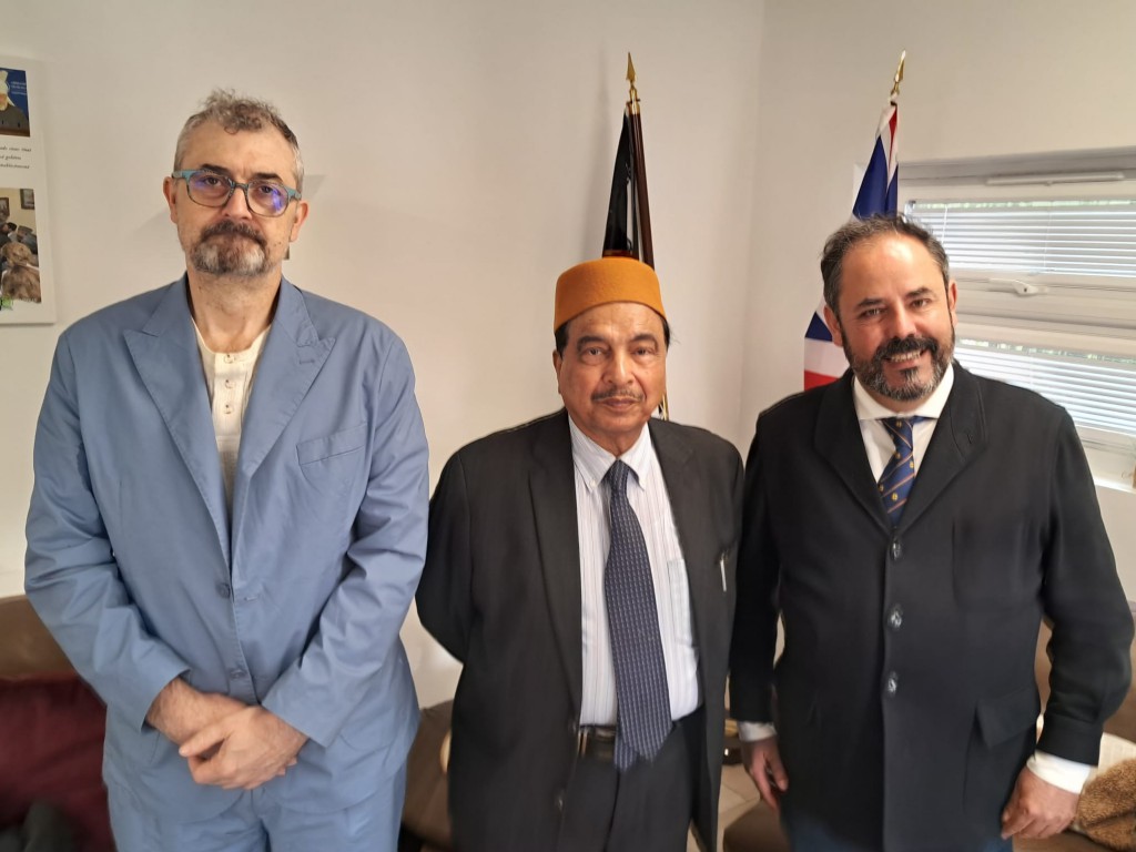 De izquierda a derecha: Xavier Adell (director de El Llobregat, Nasim Malik (director del Instituto Ahmadiyya que denuncia las persecuciones religiosas) y Carlos Uriarte (presidente del Comité Español por la Unión Paneuropea)