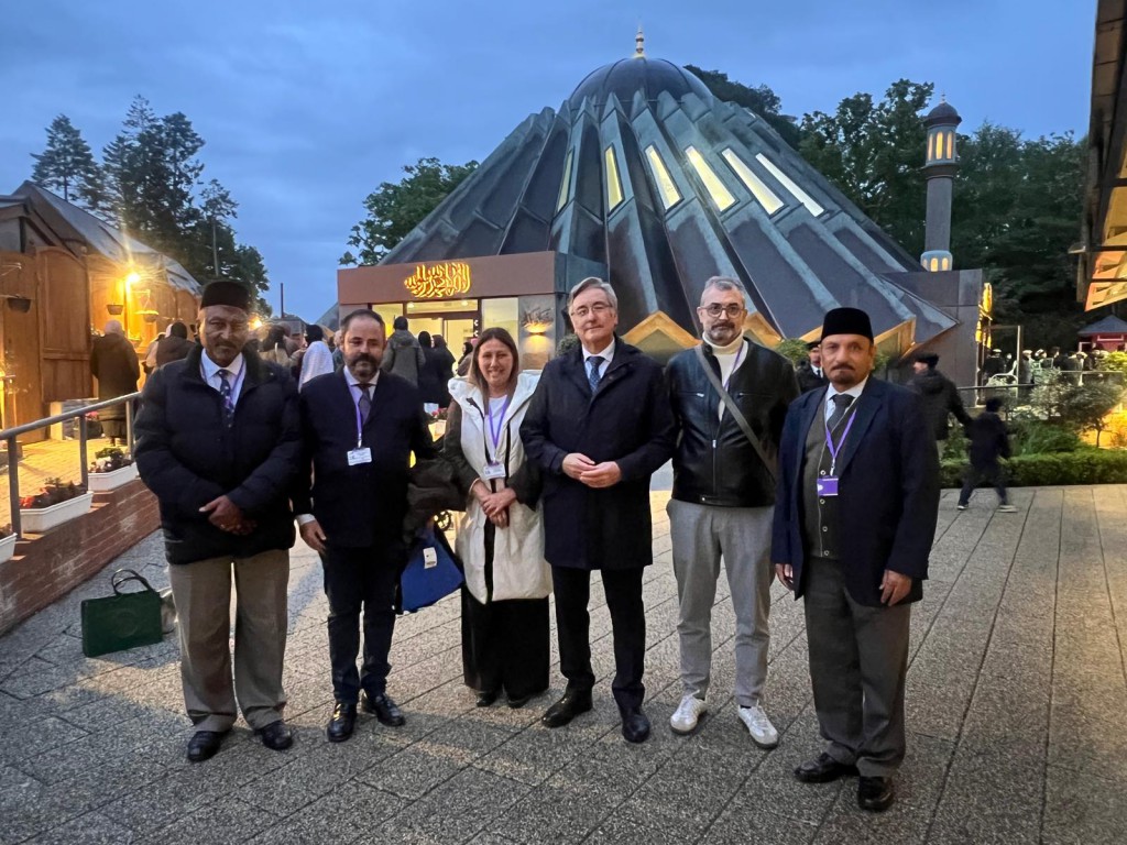 La delegación española en el simposium por la paz delante de la mezquita Mubarak de Islamabad. De izquierda a derecha: Qamar Fazal, Carlos Uriarte, Marta Rionda, Pablo González (PP) y Abdul Razak.
