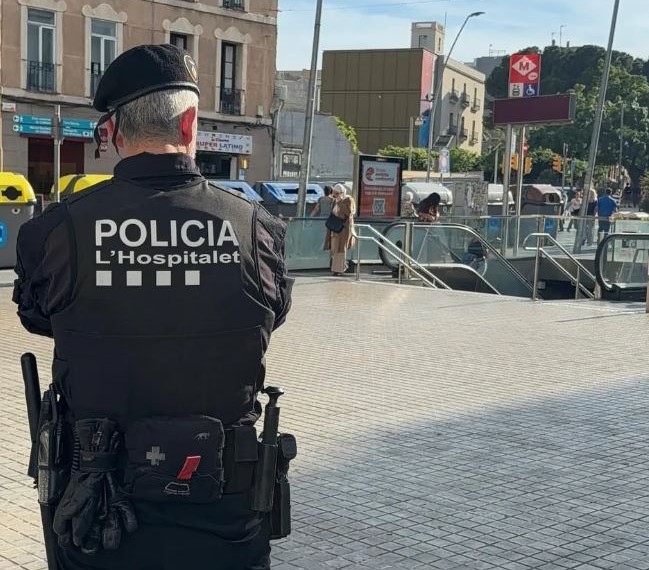 Control policial a la salida del metro de Collblanc