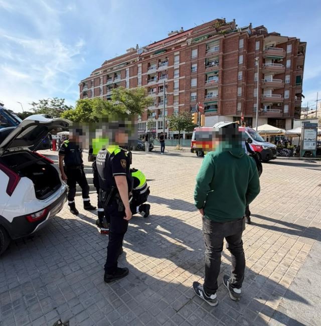 Actuación de la Guàrdia Urbana junto al metro de La Torrassa