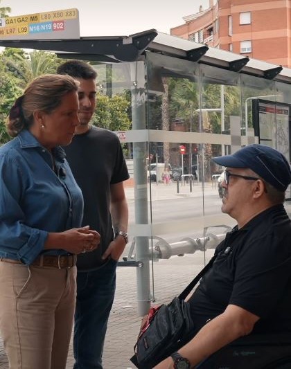 Jesús Gómez (a la derecha en su silla de ruedas) hablando con el edil Marc Cívico y la diputada de Vox en el Parlament María García Fuster.dos miembros de Vox