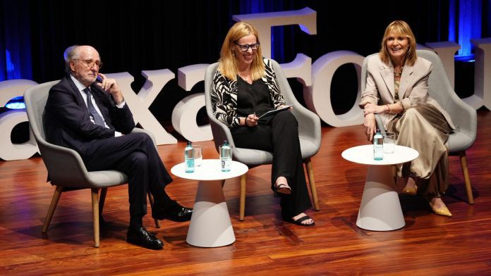 El presidente de Repsol, Antoni Brufau, y la alcaldesa de Sant Boi, Lluïsa Moret, conversando con la rectora de la UOC, Àngels Fitó.