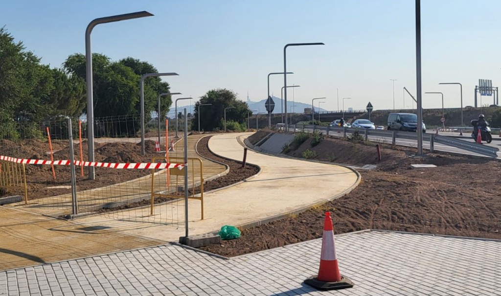 Carril bici casi acabado pero sin uso