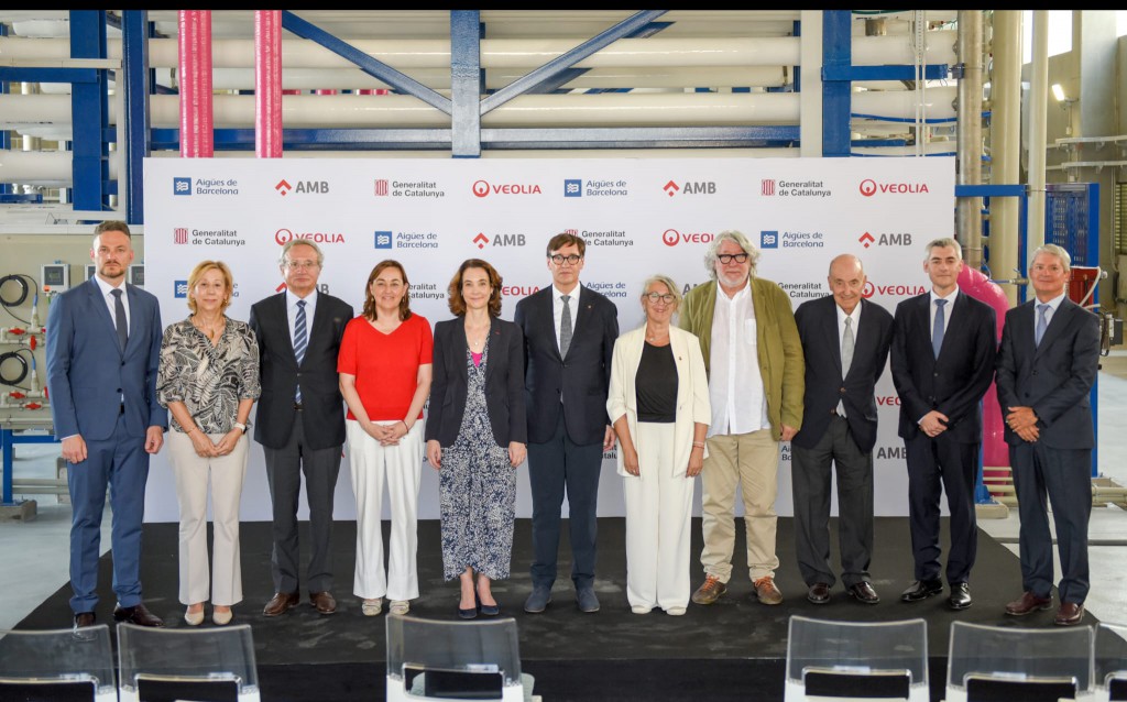 De izquierda a derecha, Sílvia Paneque, consellera de Territorio, Vivienda y Transición Ecológica de la Generalitat; Lourdes Borrell, alcaldesa de Sant Feliu de Llobregat; Salvador Illa, presidente de la Generalitat de Catalunya; Estelle Brachlianoff, CEO de Veolia; Antonio Balmón, vicepresidente ejecutivo del Área Metropolitana de Barcelona y Miquel Roca, presidente de Aigües de Barcelona.