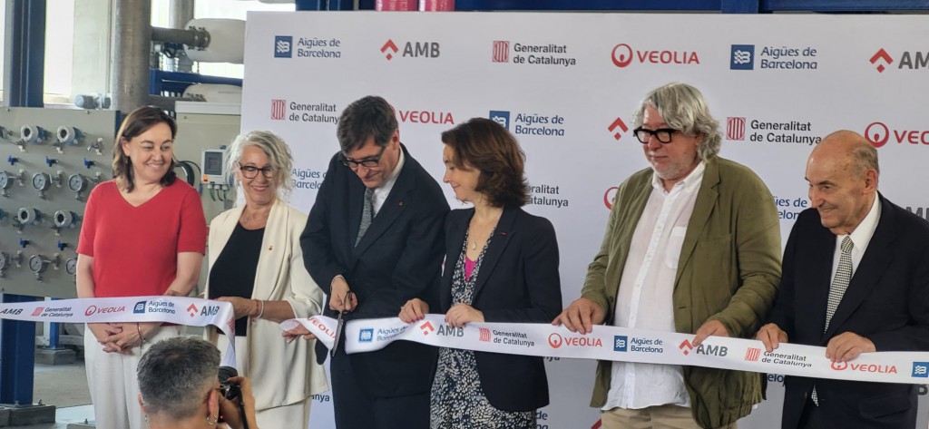 Salvador Illa cortando la cinta inaugural de la ETAP Estrella