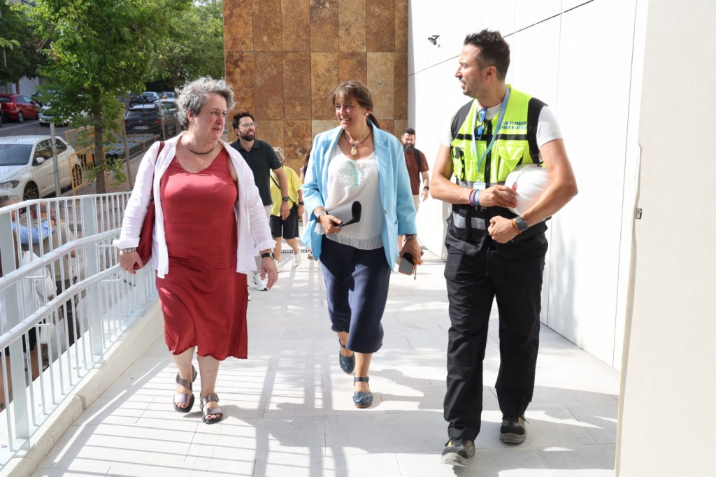 La alcaldesa, Gemma Badia, y la gerente de la regió sanitària Metropolitana Sud, Anna García-Altés, durante la visita al CAPst matí.