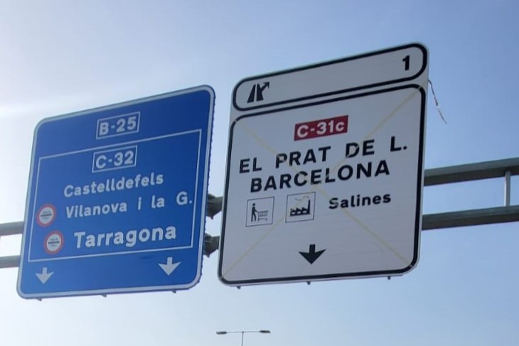 A la derecha, el cartel tachado de la salida 1