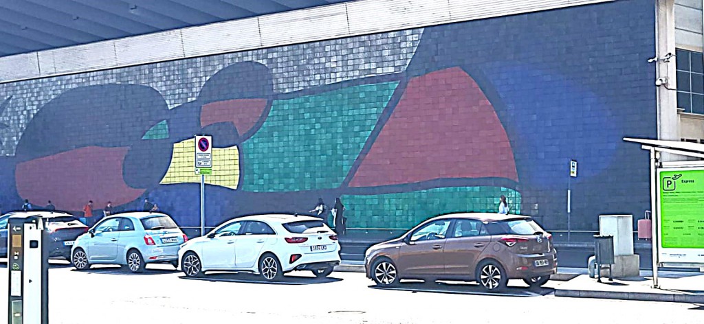 Mural de mosaicos de Joan Miró en la T2