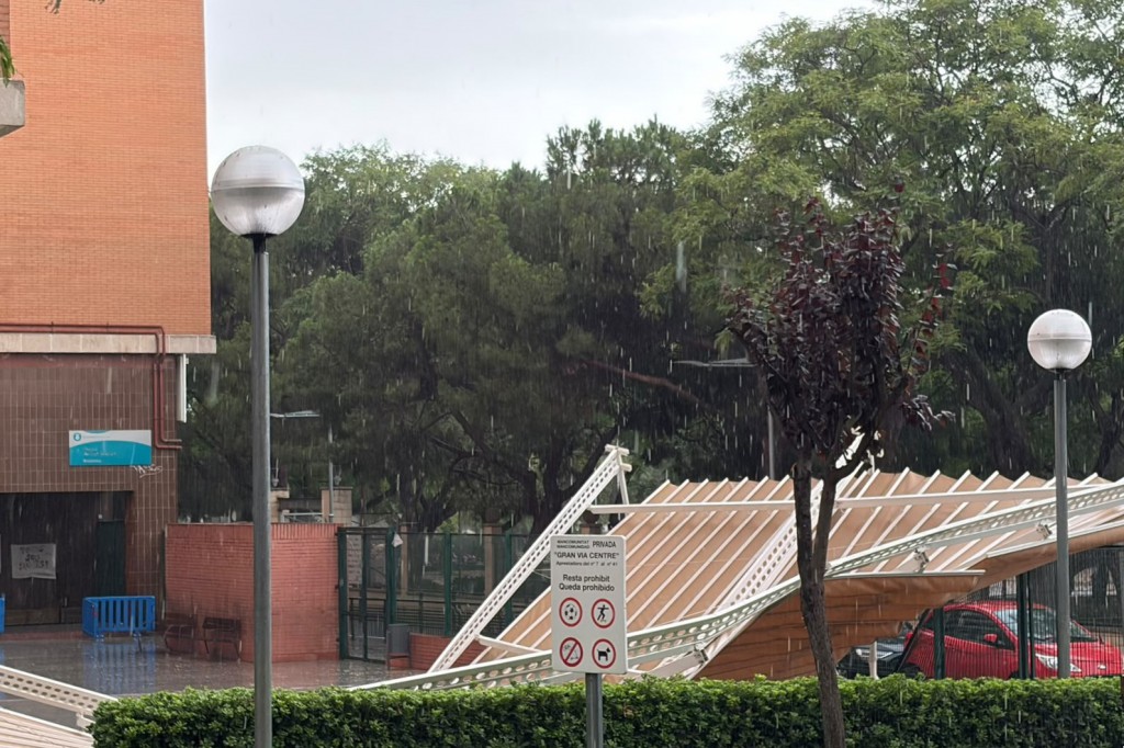 Estructura caída en el colegio Bernat Desclot