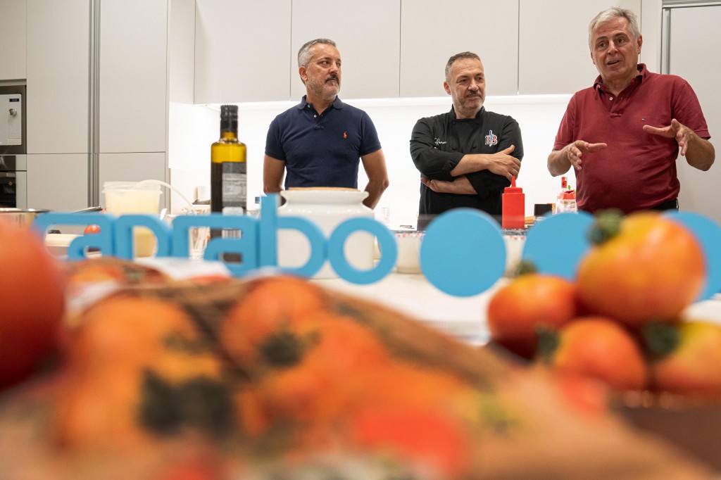 De izquierda a derecha: Manuel Blanco, de l'Àrea de Proximitat de Caprabo; Josep Ferrer Feliu, gerente de la Cooperativa Conca de la Tordera-Santboiana; y el chef Toni Romero, durante la Jornada Gastronòmica