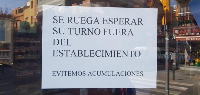 Juan, como medida de prevención, solo dejaba que entrasen de uno en uno a comprar. Evitando aglomeraciones