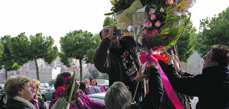 Momento de la ofrenda floral en el lugar de la muerte de Pedro