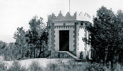 El pavelló de caça, pujant a Sant Ramón l'any 1915 (Foto: arxiu històric municipal de Sant Boi)