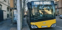Autobús de la compañía 'Avanza' averiado junto al Ayuntamiento de Sant Boi (Foto: Lluís Estruch)