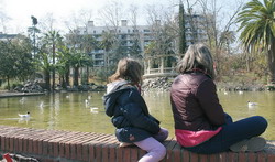 Una estampa familiar con el lago del parque de Can Mercader de Cornellà de Fondo (Foto: N.F.G.)