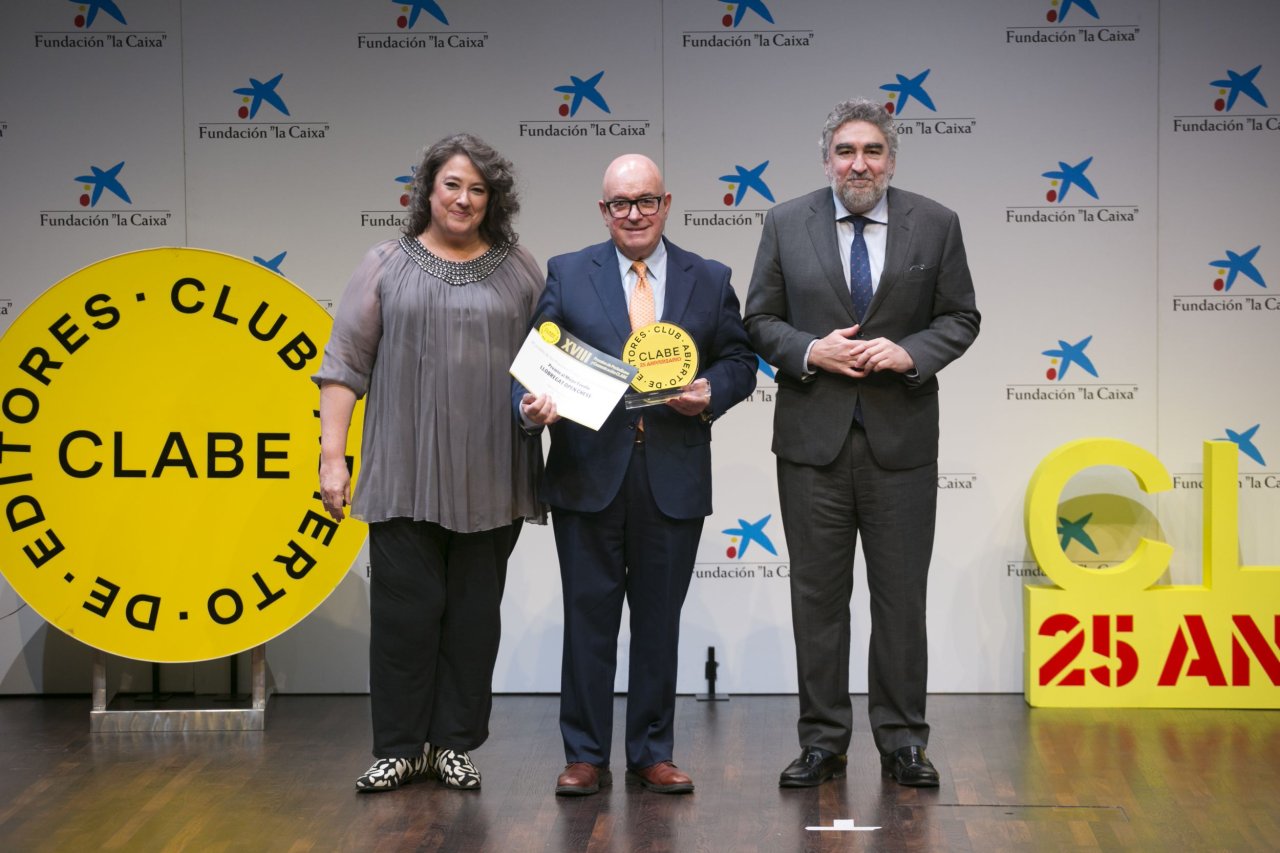 Xavier Pérez Llorca recibiendo el premio CLABE en un evento de ajedrez