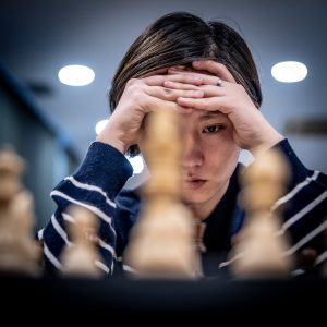 Jugador de ajedrez concentrado en una partida durante el torneo.