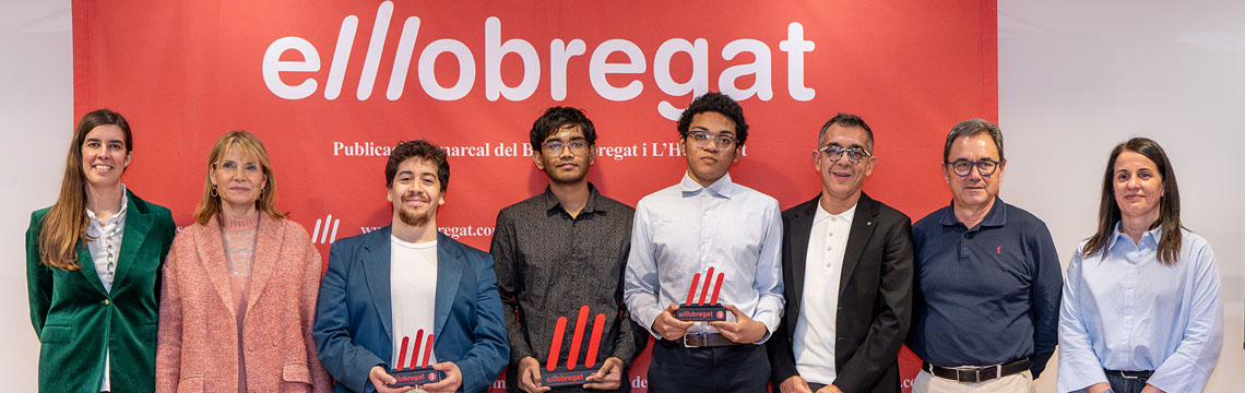 Grupo de personas posando con premios en evento de entrega de premios