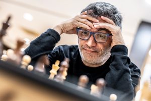 Jugador de ajedrez concentrado en una partida en El Llobregat.