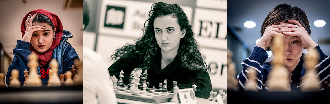 Tres jugadoras de ajedrez concentradas en una partida