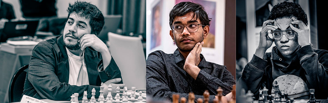 Tres jugadores de ajedrez concentrados en una partida