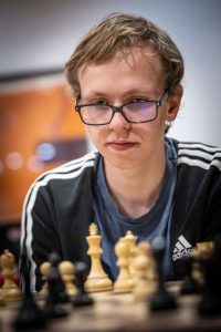 Jugador de ajedrez concentrado en una partida en el Llobregat Open.